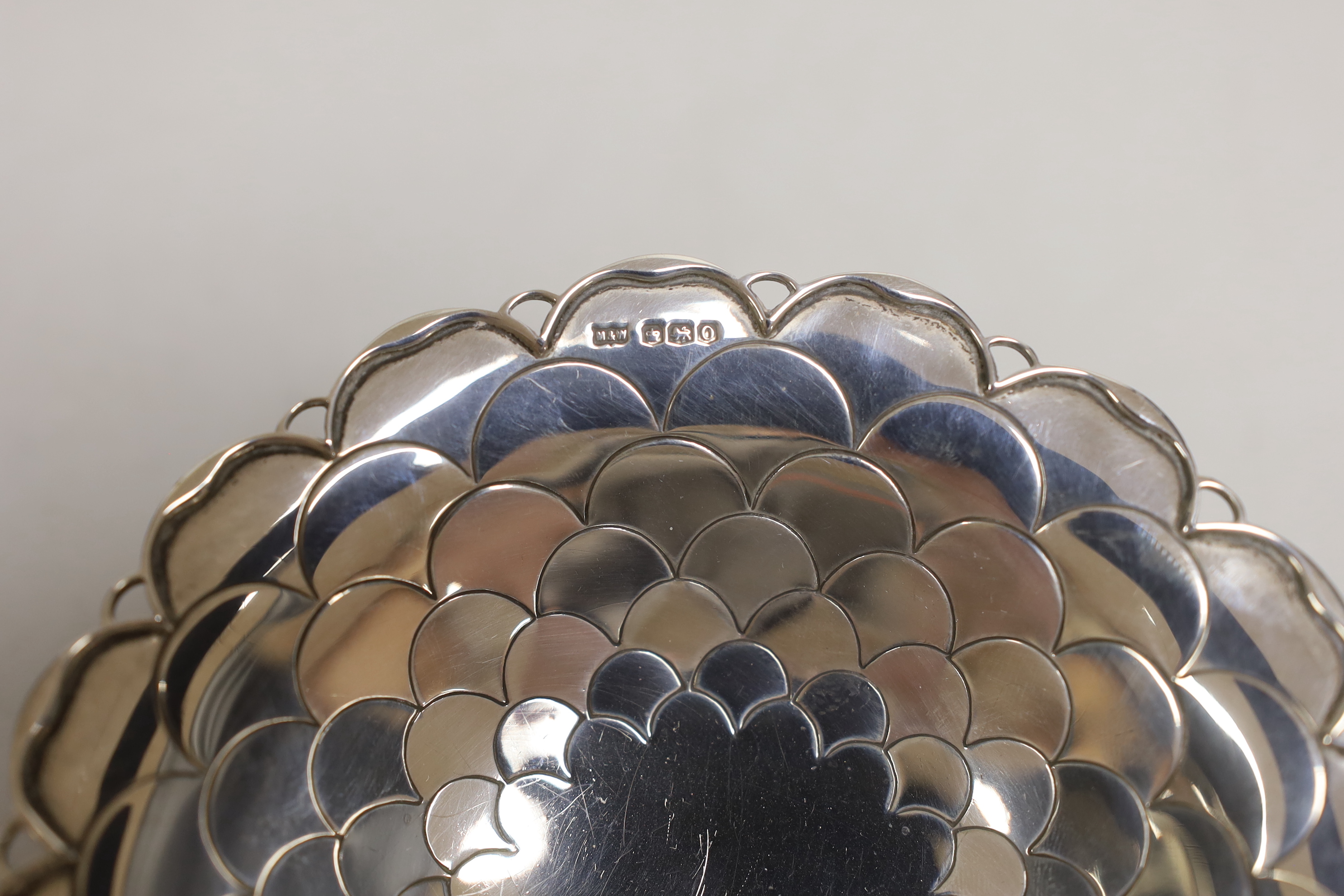 A George V silver cream jug, a George V silver sauceboat and a George V silver circular scale work bon bon bowl, 12.8oz.